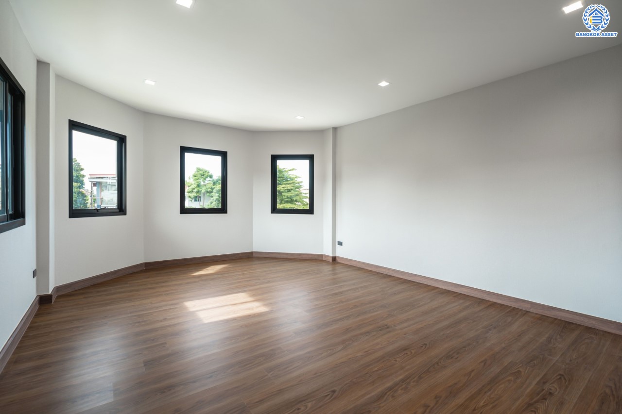 บ้านมือสองตกแต่งใหม่ ม.เมืองเอกประจิม พหลโยธิน87 ตกแต่งครบทุกฟังก์ชัน เนื้อที่ 200 ตร.ว. 3 ห้องนอน 5 ห้องน้ำ 1 ห้องรับรอง จอดรถได้ 3 คัน เชื่อมต่อทุกการเดินทาง ใกล้รถไฟฟ้าสายสีแดง "สถานีหลักหก"และทางด่วน "ศรีสมาน"